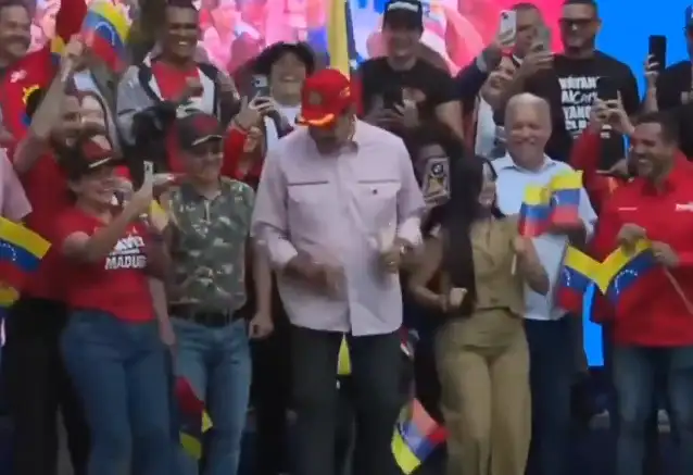 Venezuela Devlet Başkanı Maduro, dans ederek ABD'ye barış çağrısı yaptı