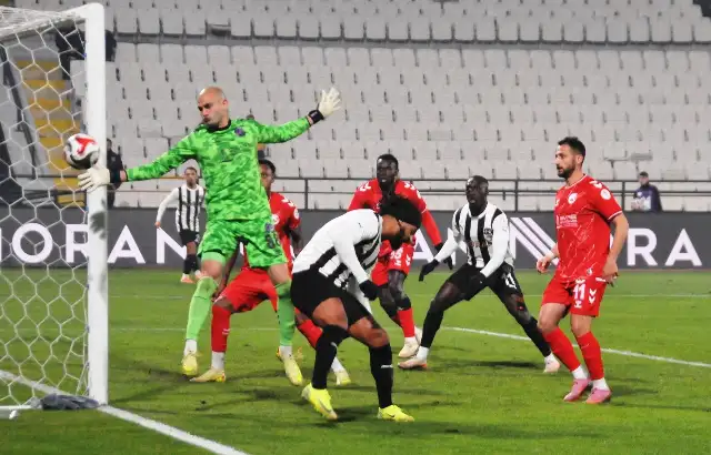 Manisa FK önce hakeme sonra sise takıldı 2-2