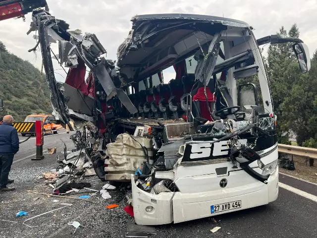 Osmaniye'de yolcu otobüsünün tıra çarptığı kazada 7 kişi öldü, 11 kişi yaralandı