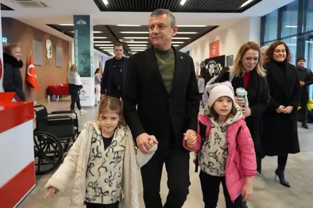 CHP Genel Başkanı Özel’den Ferdi Zeyrek’in ikiz kızlarına okul jesti