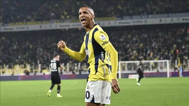 Fenerbahçe'de Rodrigo Becao kadro dışı bırakıldı