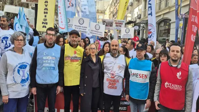 Sağlıkçılardan İstanbul İl Sağlık Müdürlüğü önünde eylem