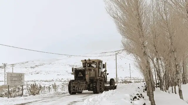 Van'da kar ulaşımı olumsuz etkiledi: Uçak seferleri iptal, 569 yerleşim yerine ulaşılamıyor