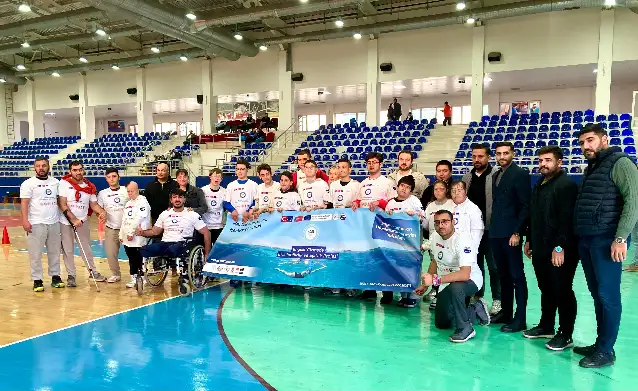 Onları ne kadar alkışlasak azdır: Bedensel engelli yüzücülerle özel sporcuların yarışları nefes kesti