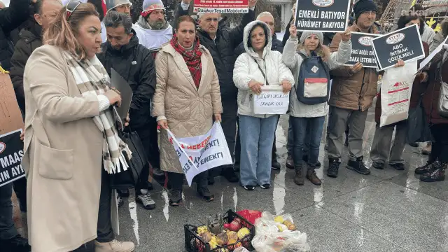 Bakırköy'de emeklilerden bin 62 liralık artışa protesto: Kefen parası istemiyoruz