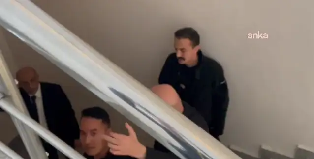 Örgüt liderliğiyle suçlanan Aktaş, korumalarla geldiği duruşmadan, hakim savcı kapısından ayrıldı