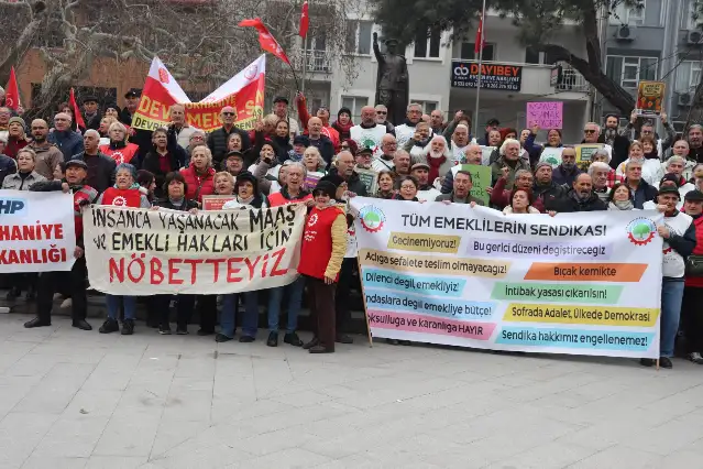 Burhaniye'de emekliler hakları için yürüdü: Sefalet bütçesini kabul etmiyoruz
