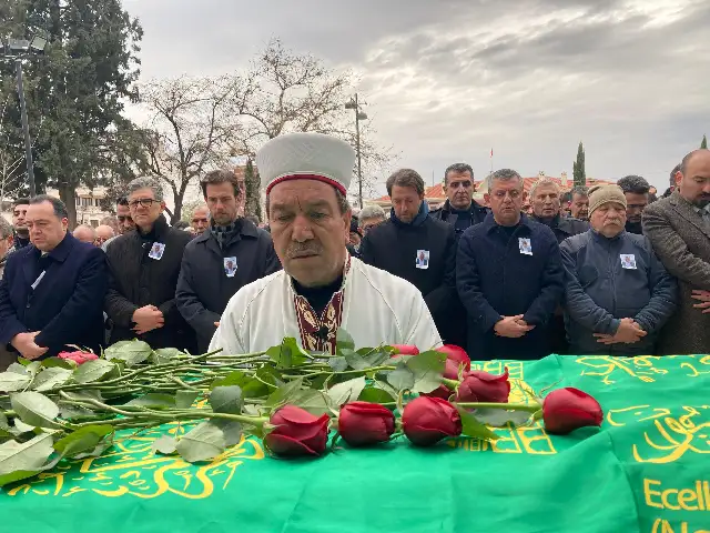CHP Genel Başkanı Özel Manisa’da iki cenazeye katıldı