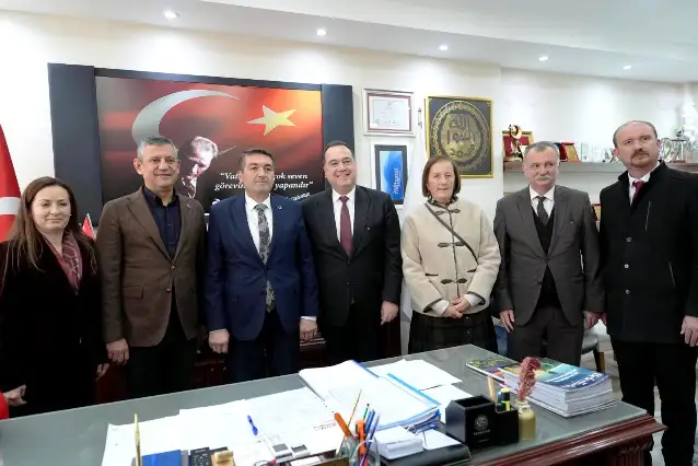 CHP Genel Başkanı Özel’den AKP’li Başkanın jestine jestle yanıt verdi