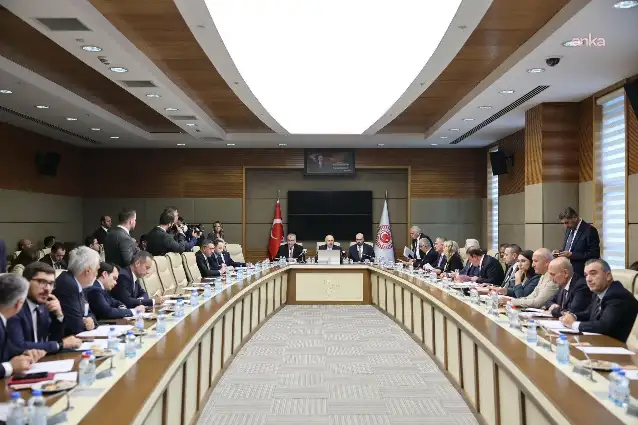 Belediye şirketlerine Cumhurbaşkanı onayı şartı getiren kanun teklifi komisyonda kabul edildi
