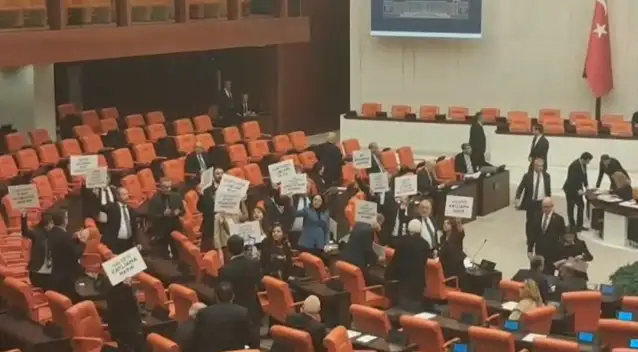 TBMM Genel Kurulu'nda DEM Partili milletvekillerinden Halep protestosu