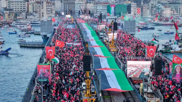Galata Köprüsü'nde Filistin'e destek mitingi yapıldı