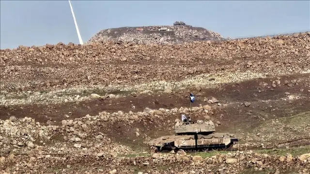 İsrail Ordusu Kuneytra'da Suriye topraklarına girerek tepeye bayrak dikti