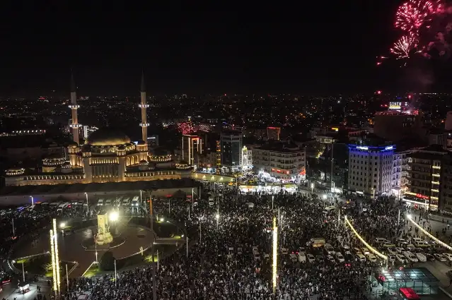 İstanbul'da yeni yıl kutlamaları meydanlarda ve caddelerde yapıldı