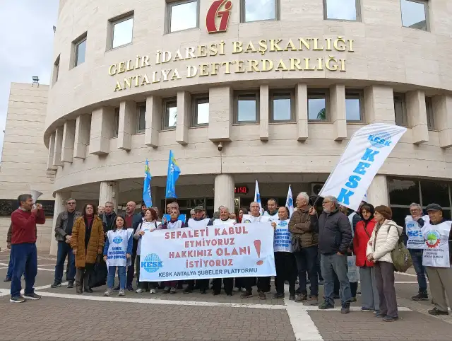 KESK’ten Antalya'da TÜİK protestosu: Bu sahte enflasyonla yoksulluğa mahkûm ediliyoruz
