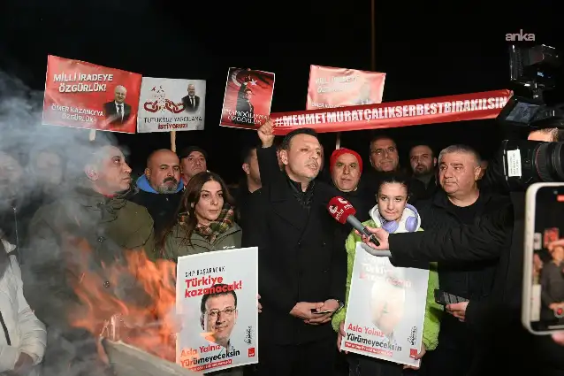 Yeni yıla partililerle Silivri’de giren Özgür Çelik: Bizim duygularımız buradan o duvarların ötesine geçiyor