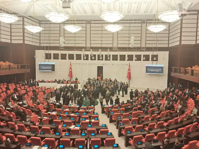 TBMM Genel Kurulu'nda yoklama krizi: Milletvekilleri kürsüye yürüdü