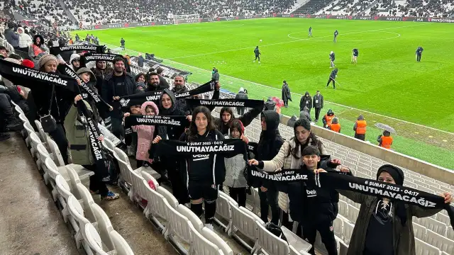 Sahada seremoni, yüreklerde dayanışma: Adıyamanlı çocuklar Beşiktaş-Konyaspor maçında sahada