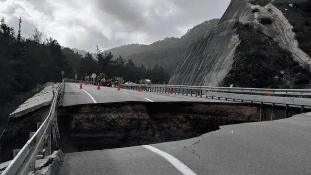 Antalya'da Kumluca-Kemer yolu göçük ve heyelan nedeniyle kısmen kapandı