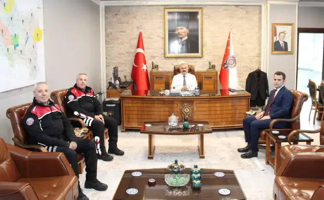 Manisa’nın ikiz polis kardeşleri aynı anda başladıkları görev sürecini emeklilikle taçlandırdı