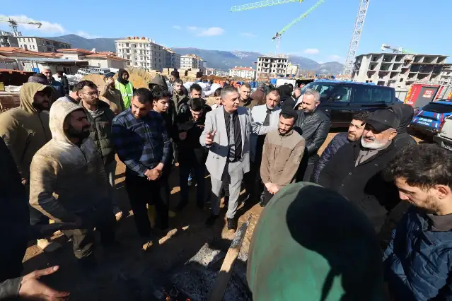 Manisa Şehzadeler Belediye Başkanı Şimşek’ten yangından canlarını kurtaran TOKİ işçilerine “geçmiş olsun” ziyareti