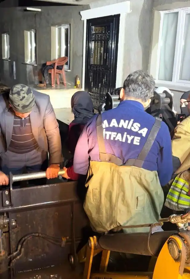 Manisa’da sel sularının esir aldığı bağ evindeki mahsur kalan 11 kişi kurtarıldı