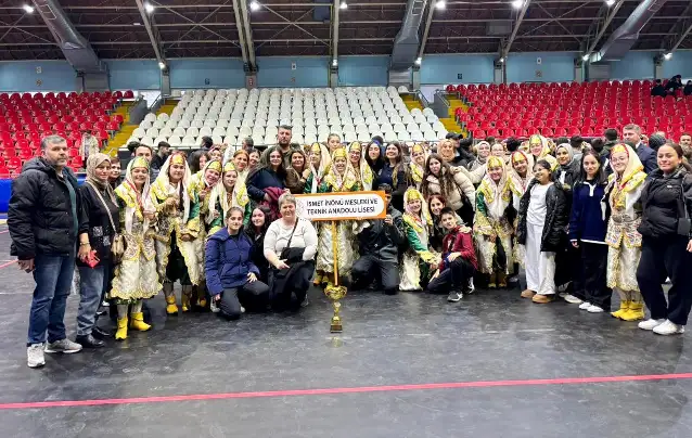 Manisa’nın en köklü okulu İsmet İnönü Kız Meslek ve Teknik Anadolu Lisesi halk oyunları şampiyonu