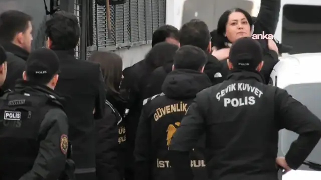 Migros depo işçileri Tuncay Özilhan’ın evinin önünde ters kelepçeyle gözaltına alındı
