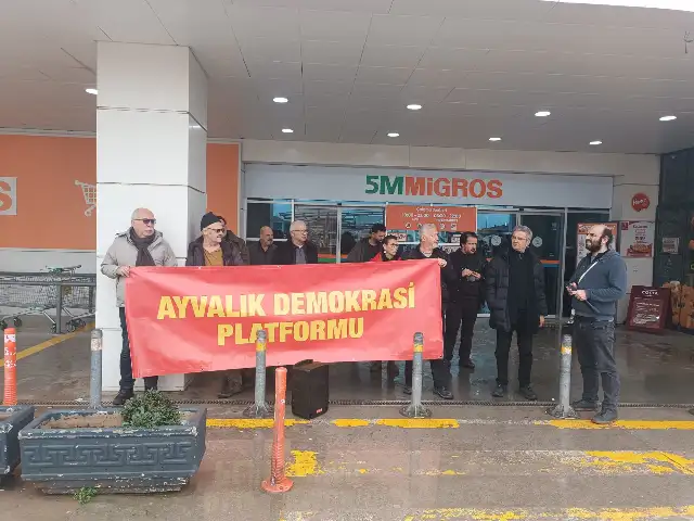 Ayvalık Demokrasi Platformu, Migros depo işçilerine destek için basın açıklaması yaptı
