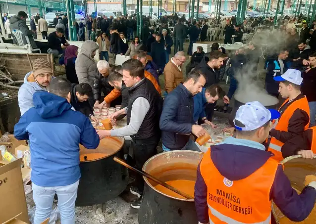 Selendililer Manisa şehir meydanında üç yıl önce kaybettikleri Ender Kaya için iftar hayrı düzenledi
