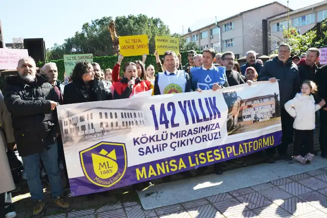 Tarihi Manisa Lisesi mezunları ve öğretmenlerinden ‘Lisemizi yıkmayın’ feryadı