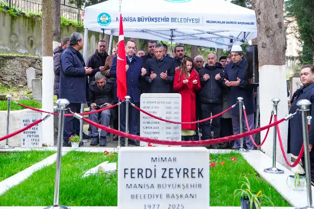 CHP Genel Başkanı Özel’den mezarlıklara vefa ziyaretleri