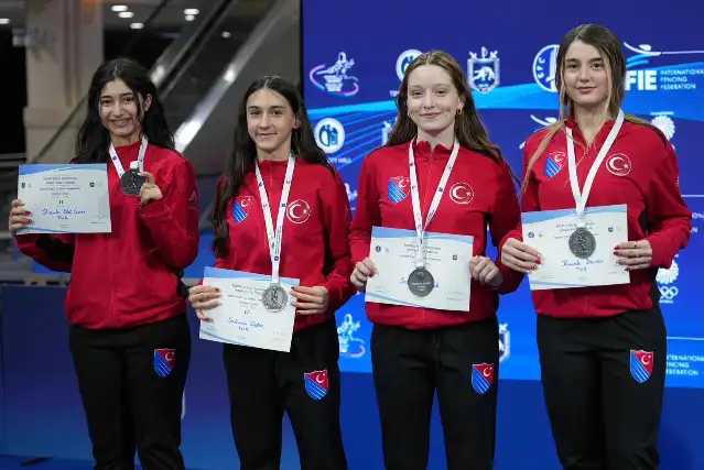 Kadın eskrim takım 103 yıllık federasyona tarihi başarı yaşattı: Manisalı sporcu Berra ayakta alkışlandı