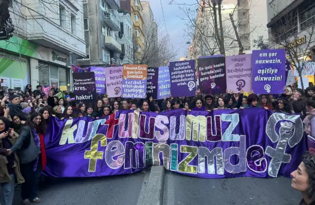 İstanbul'da Feminist Gece Yürüyüşü: Binlerce kadın engellemelere rağmen bir araya geldi