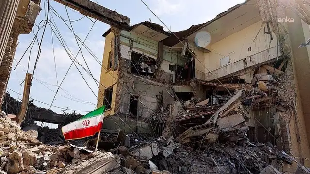 İran Kızılayı: 944 kişi enkazdan sağ kurtarıldı