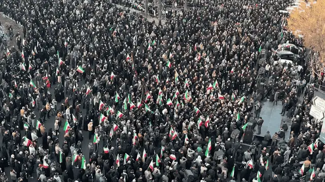 İran'ın dini lideri Ali Hamaney öldürüldü... çok sayıda kentte binlerce kişi toplandı