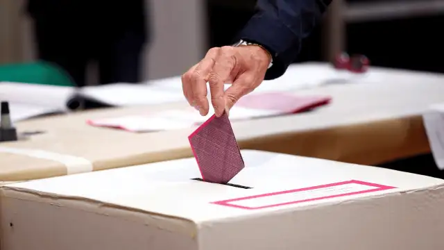 İtalya'da hükümetin anayasa referandumu reddedildi
