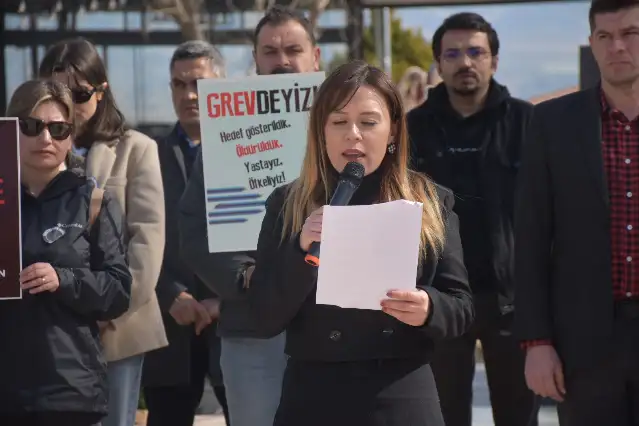 Karacasu'da öğretmenler eylem yaptı: Bakan Yusuf Tekin’e soruyoruz, daha kaç öğretmenimizin can vermesi gerekiyor?