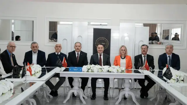 Babacan, Manisa'dan hükümetin ekonomideki fiyaskosuna gönderme yaptı