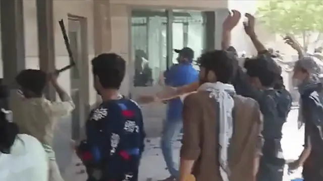 Pakistan'da Hamaney protestoları: En az 25 kişi hayatını kaybetti