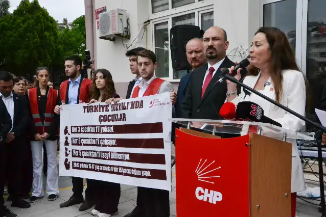 CHP Manisa Örgütünden Millî Eğitim Müdürlüğü önünde 23 Nisan tepkisi