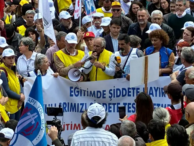 KESK ve Eğitim Sen'den MEB önünde çağrı: Okulların güvenlikli hale getirilmesini istiyoruz, ortak talep budur
