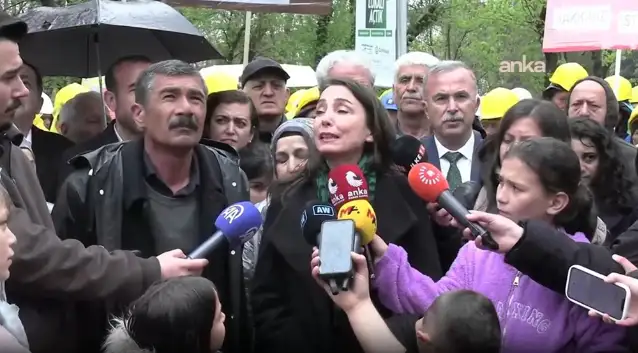 Tülay Hatimoğulları Kurtuluş Parkı'nda açlık grevi yapan maden işçilerini ziyaret etti