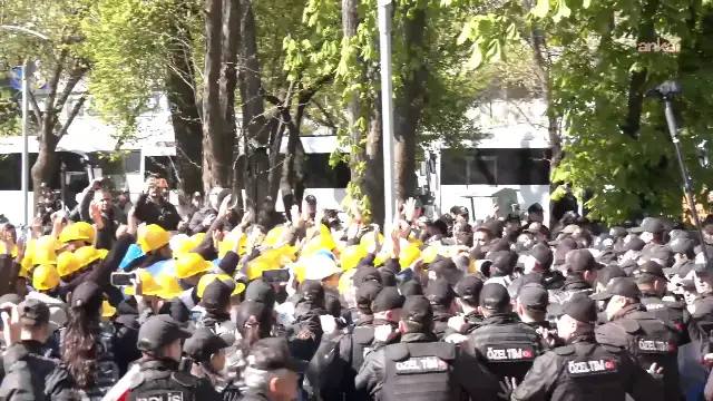 Doruk Madencilik işçilerinin Bakanlığa yürüyüşüne polis engeli