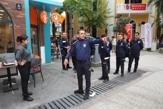 Manisa Büyükşehir ve Şehzadeler zabıtasından yayaların hakkını yok sayan esnaflara operasyon
