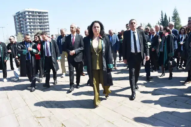 Manisa'da avukatlardan 5 Nisan kutlaması