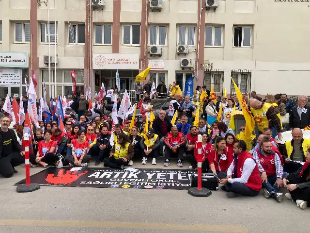 Manisa'da eğitimciler MEB önünde