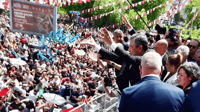 CHP Genel Başkanı Özel, eşi Didem Özel'le mesir saçtı