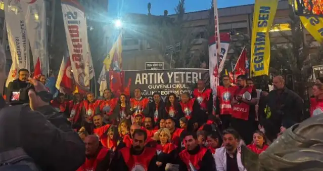 Saldırıların ardından öğretmenler bakanlık önünde yaşam nöbetinde