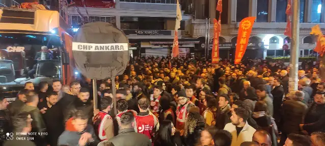 Ümit Erkol'un tutuklanmasına Ankara İl Başkanlığı önünde protesto